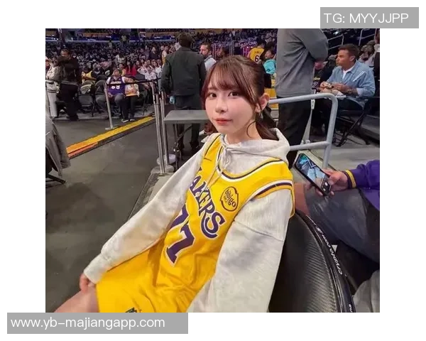 日本性感女星昨日现身湖人主场穿东契奇球衣引发热议